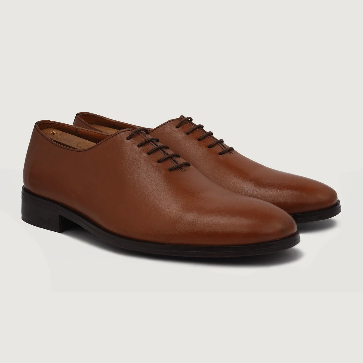 Director Wholecut Lichtbruin Leren schoenen voor Heren in Tan Full-Grain Leather - Vooraanzicht & getailleerd silhouet | Online kopen