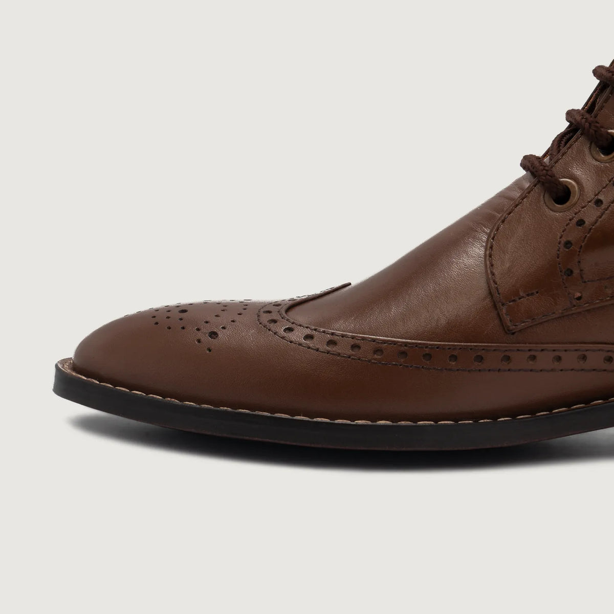 Detailopname of Classic Collar & Heavy-Duty Zipper Hardware on Duster Brogues Derby Bruin Leren laarzen voor Heren