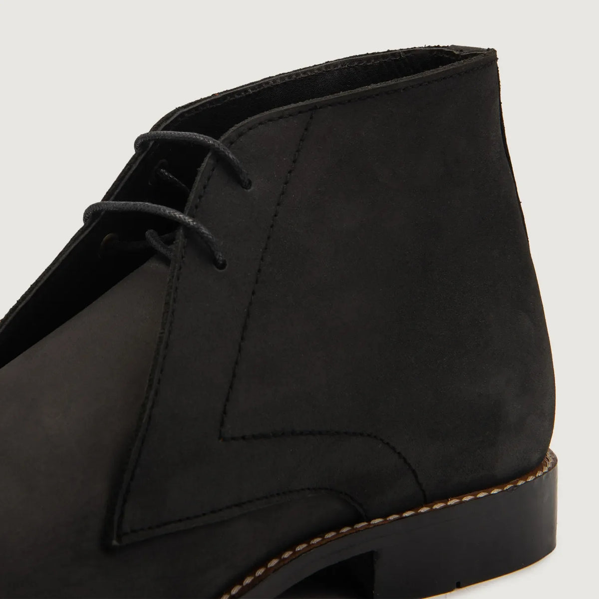 High-Traction Rubber Outsole & Lug Tread Pattern on Corry Chukka Zwart Nubuck Leren laarzen voor Heren For Men