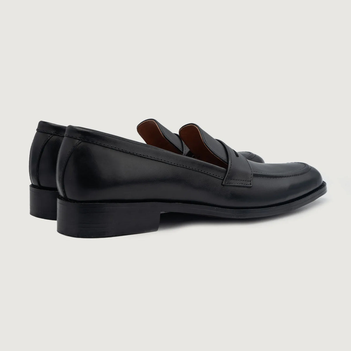 High-Traction Rubber Outsole & Lug Tread Pattern on Baxton Zwart Leren loafers voor Heren For Men