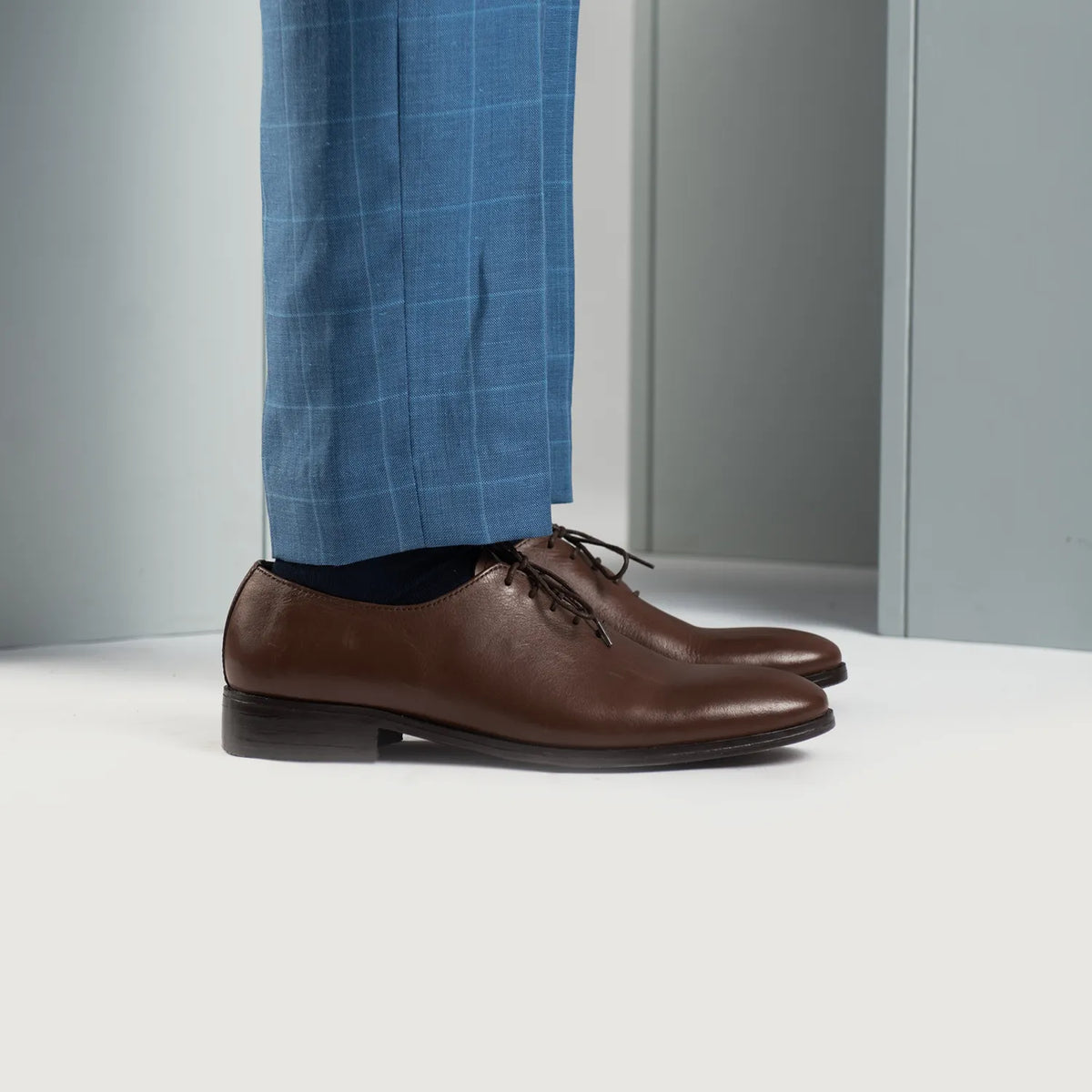 Gedragen perspectief van Director Wholecut Bruin Leren schoenen voor Heren For Men op model - Natuurlijke valling bij daglicht