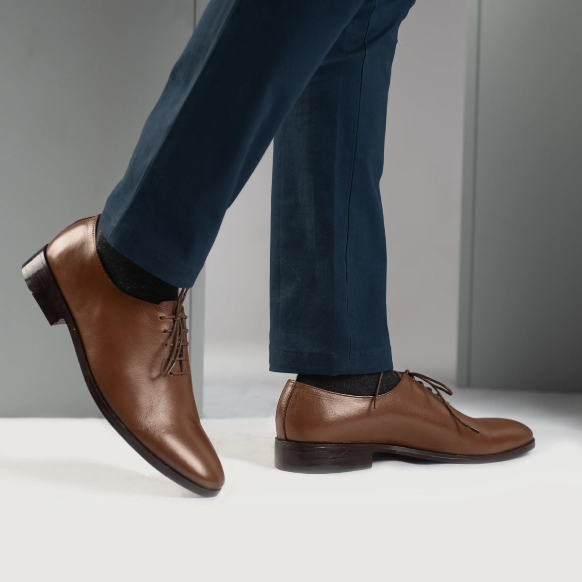 Gedragen perspectief van Director Wholecut Lichtbruin Leren schoenen voor Heren op model - Natuurlijke valling bij daglicht