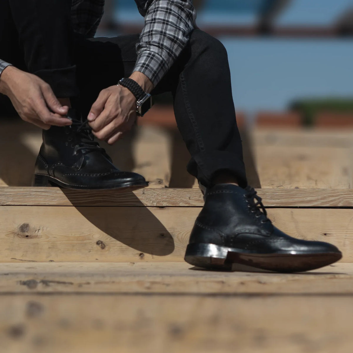 Gedragen perspectief van Duster Brogues Derby Zwart Leren laarzen voor Heren For Men op model - Natuurlijke valling bij daglicht