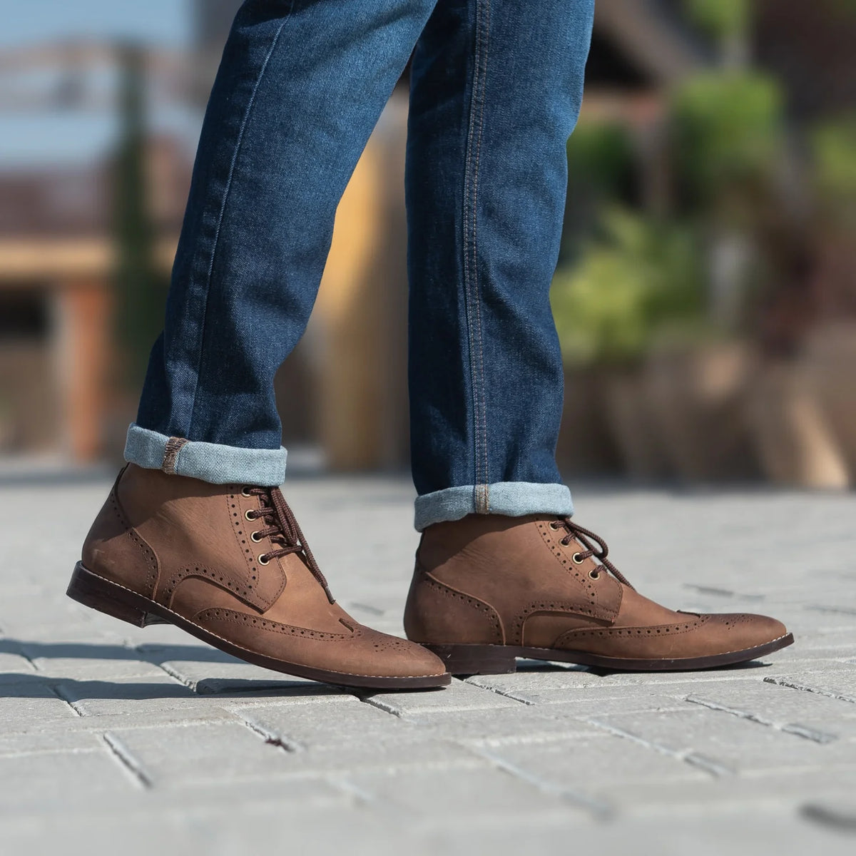 Gedragen perspectief van Duster Brogues Derby Oil Pull-up Bruin Leren laarzen voor Heren op model - Natuurlijke valling bij daglicht