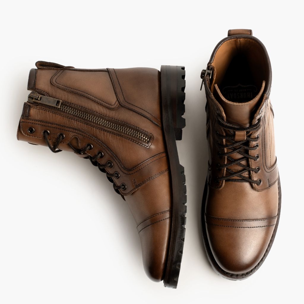 Detailopname of Classic Collar & Heavy-Duty Zipper Hardware on Casa Moto Amber Wheat Leren laarzen voor Heren