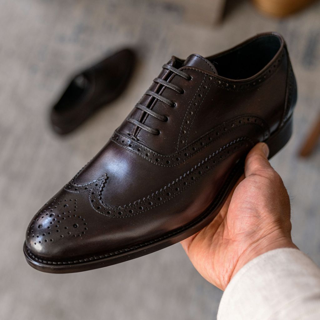 Tailored Rib Cuffs & Hem Craftsmanship Construction Detail on Aviator Chocolate Leren loafers voor Heren