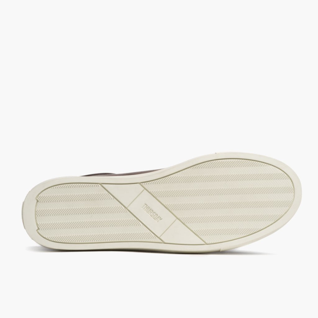 High-Traction Rubber Outsole & Lug Tread Pattern on Premier Low Top Coffee Leren sneakers voor Heren For Men