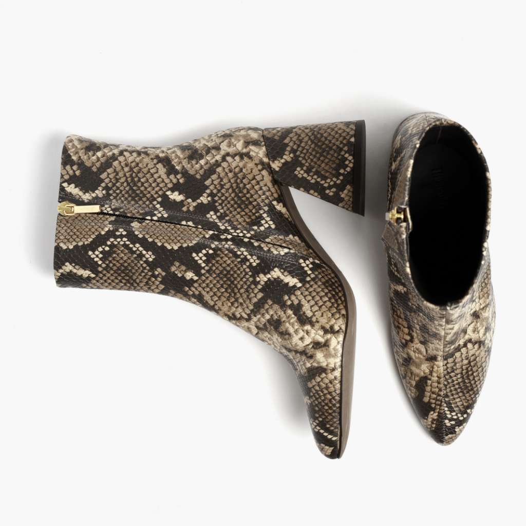 High-Traction Rubber Outsole & Lug Tread Pattern on Heartbreaker Snake Print Leren laarzen voor Dames
