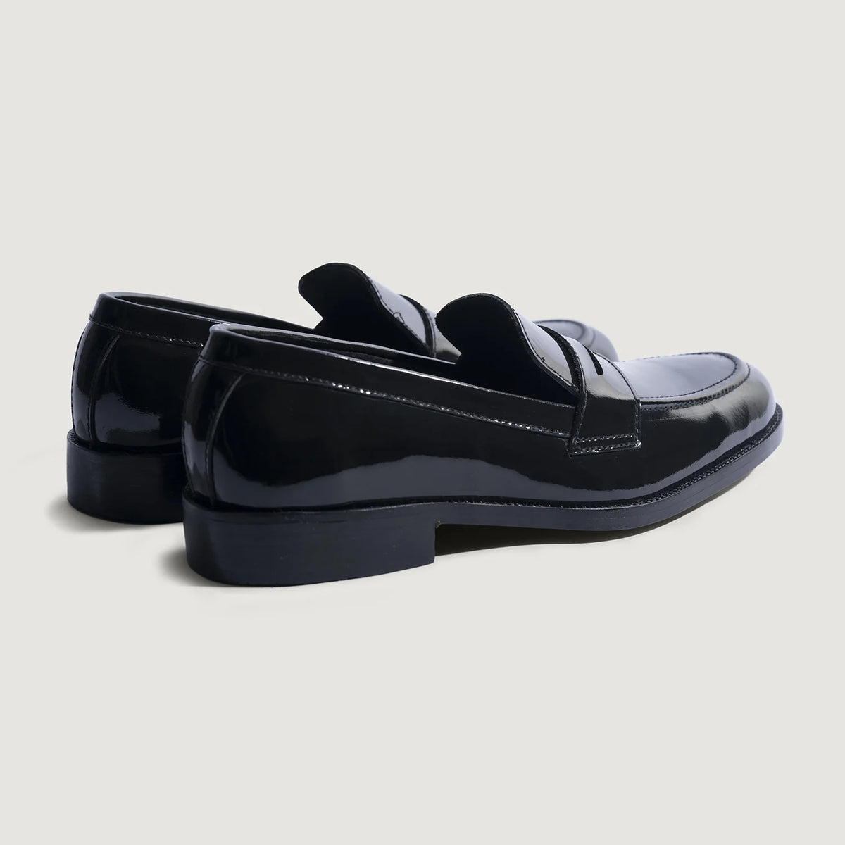 High-Traction Rubber Outsole & Lug Tread Pattern on Baxton Zwart Patent Leren loafers voor Heren For Men