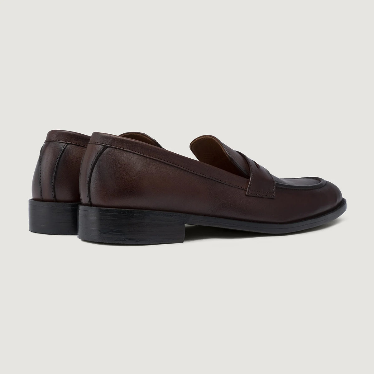 High-Traction Rubber Outsole & Lug Tread Pattern on Baxton Burnished Bruin Leren loafers voor Heren For Men