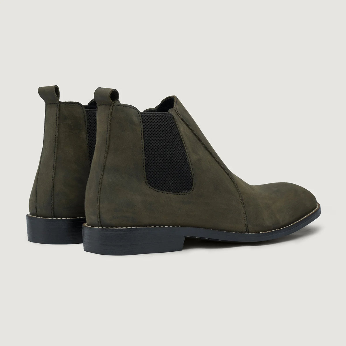 High-Traction Rubber Outsole & Lug Tread Pattern on Clarkson Chelsea Olive Pullup Leren laarzen - StudGuard voor Heren