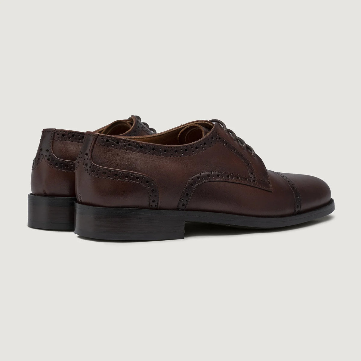 High-Traction Rubber Outsole & Lug Tread Pattern on Dirk Brogues Derby Burnished Bruin Leren schoenen voor Heren For Men