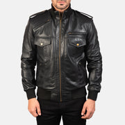 Close-Up Detail of High neck &amp; Zipper Hardware on Men's Agent Shadow Zwart Leren Bomberjack voor Heren