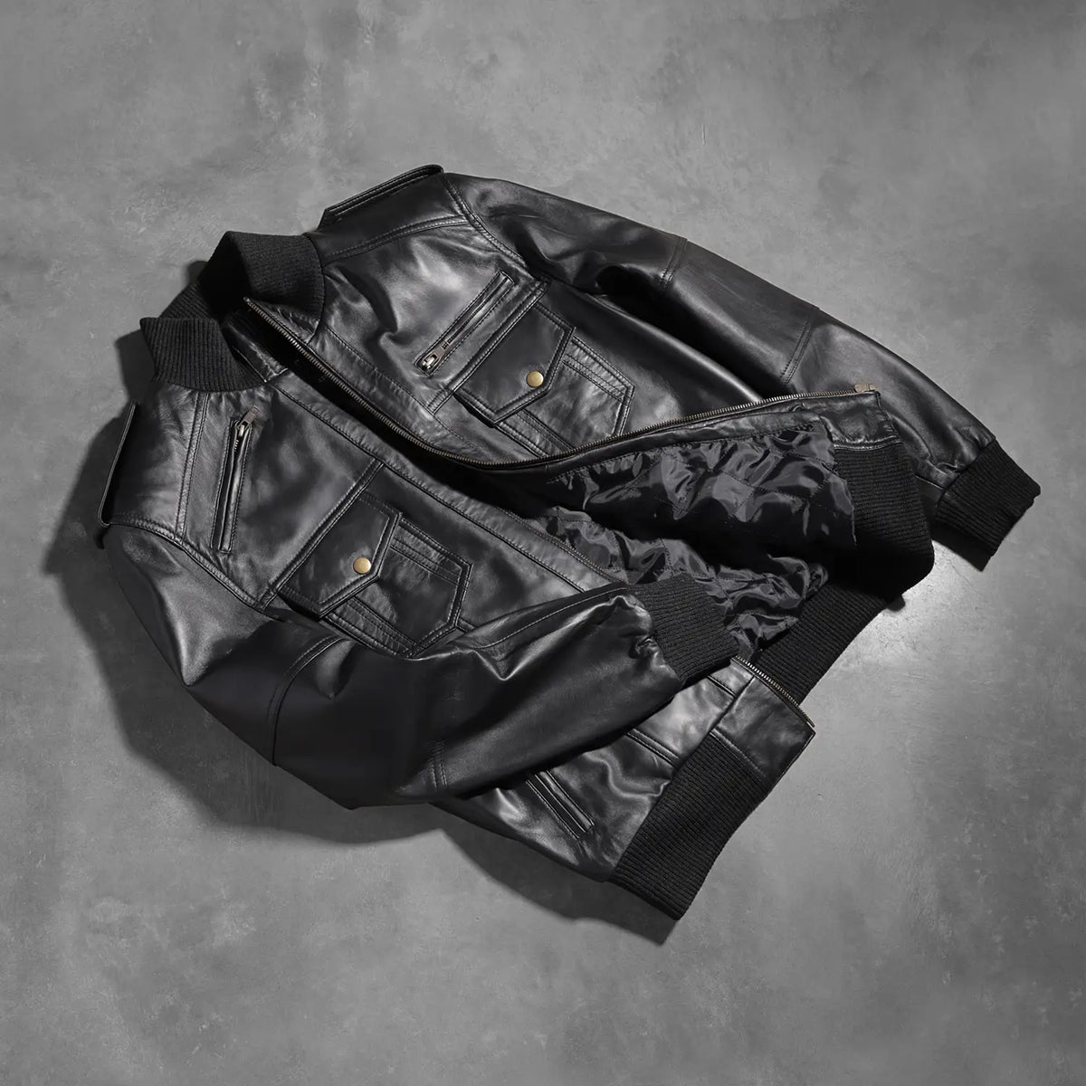 Rib knit &amp; Hem Craftsmanship Construction Detail on Men's Agent Shadow Zwart Leren Bomberjack voor Heren