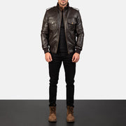 Men's Agent Shadow Bruin Leren Bomberjack voor Heren - Lateral Side Profile View Showing Sleeve Cut &amp; Athletic Taper Fit