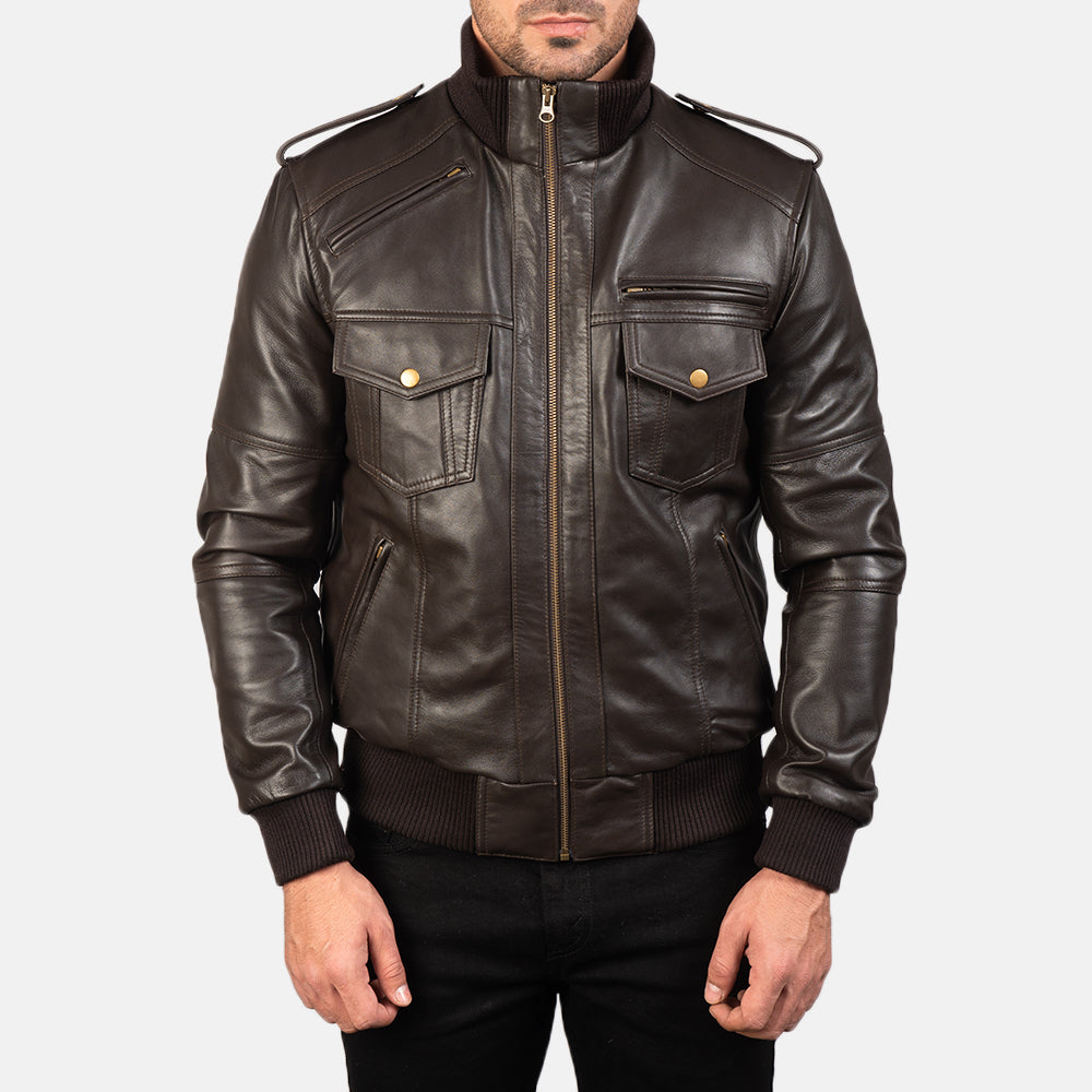Close-Up Detail of High neck &amp; Zipper Hardware on Men's Agent Shadow Bruin Leren Bomberjack voor Heren