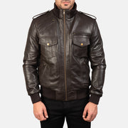 Close-Up Detail of High neck &amp; Zipper Hardware on Men's Agent Shadow Bruin Leren Bomberjack voor Heren