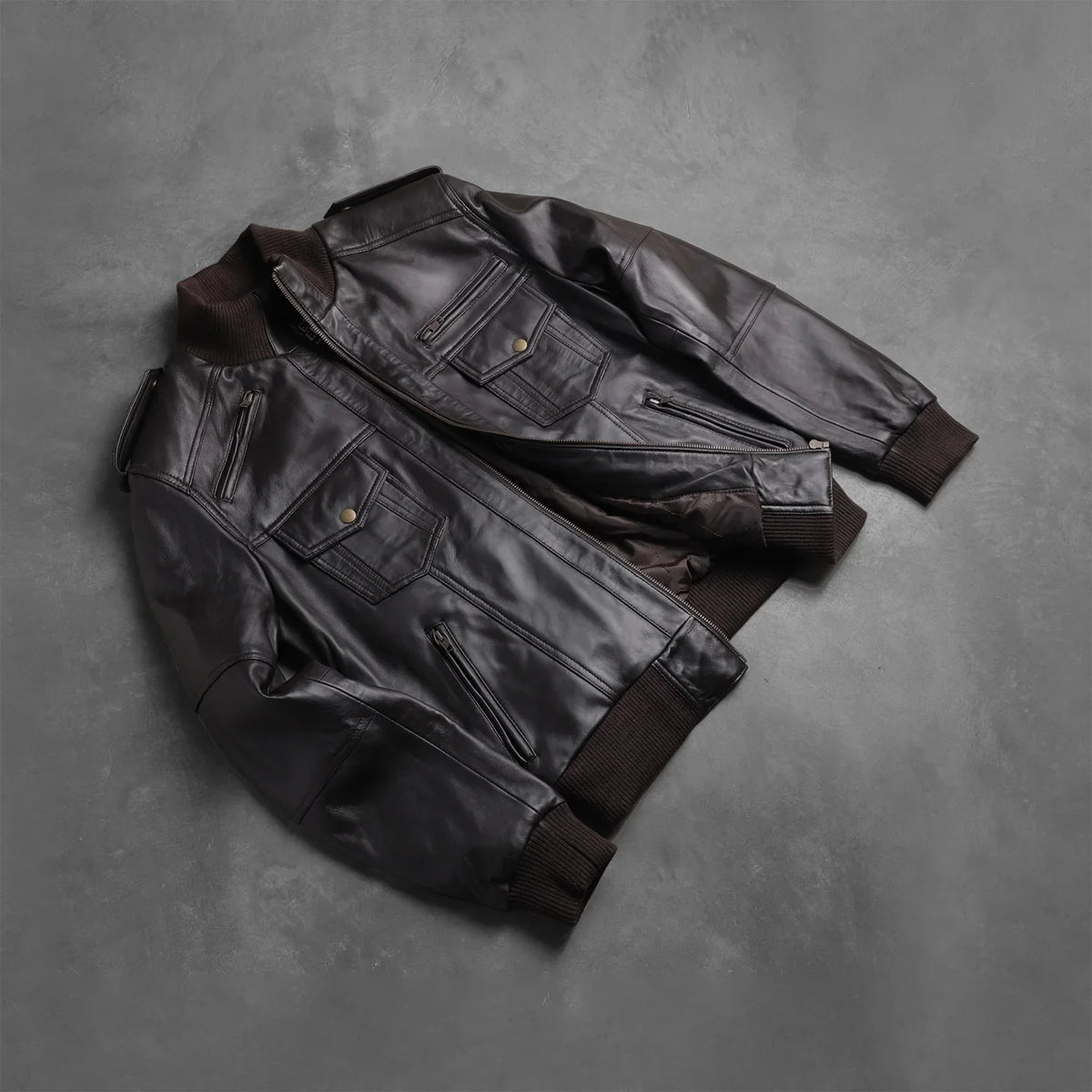 Rib knit &amp; Hem Craftsmanship Construction Detail on Men's Agent Shadow Bruin Leren Bomberjack voor Heren