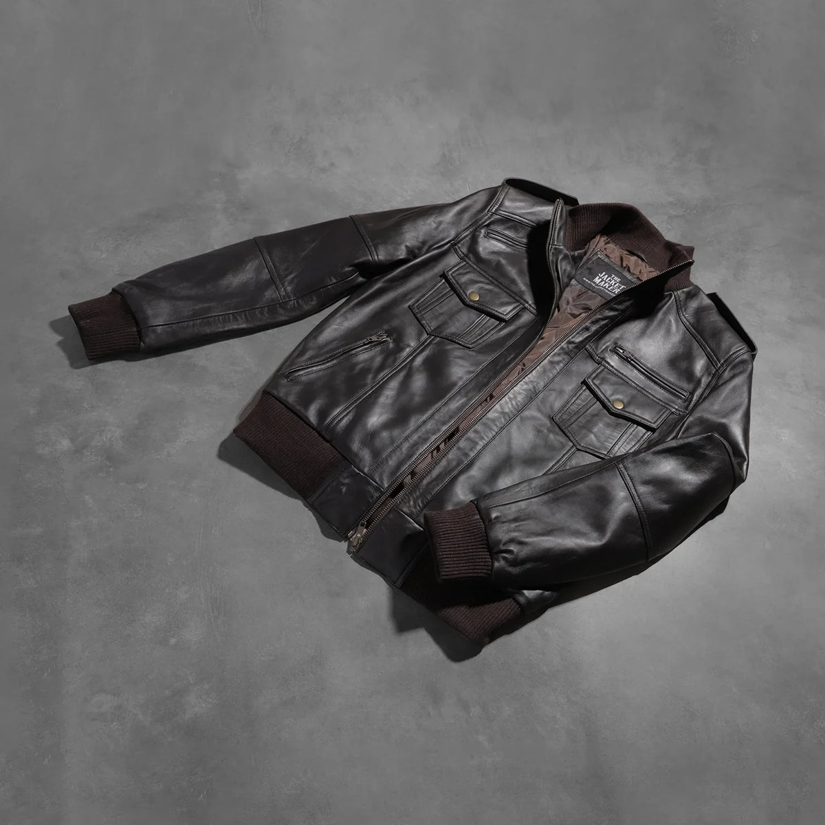Styled Fit Perspective of Men's Agent Shadow Bruin Leren Bomberjack voor Heren on Model - Natural Daylight Drape