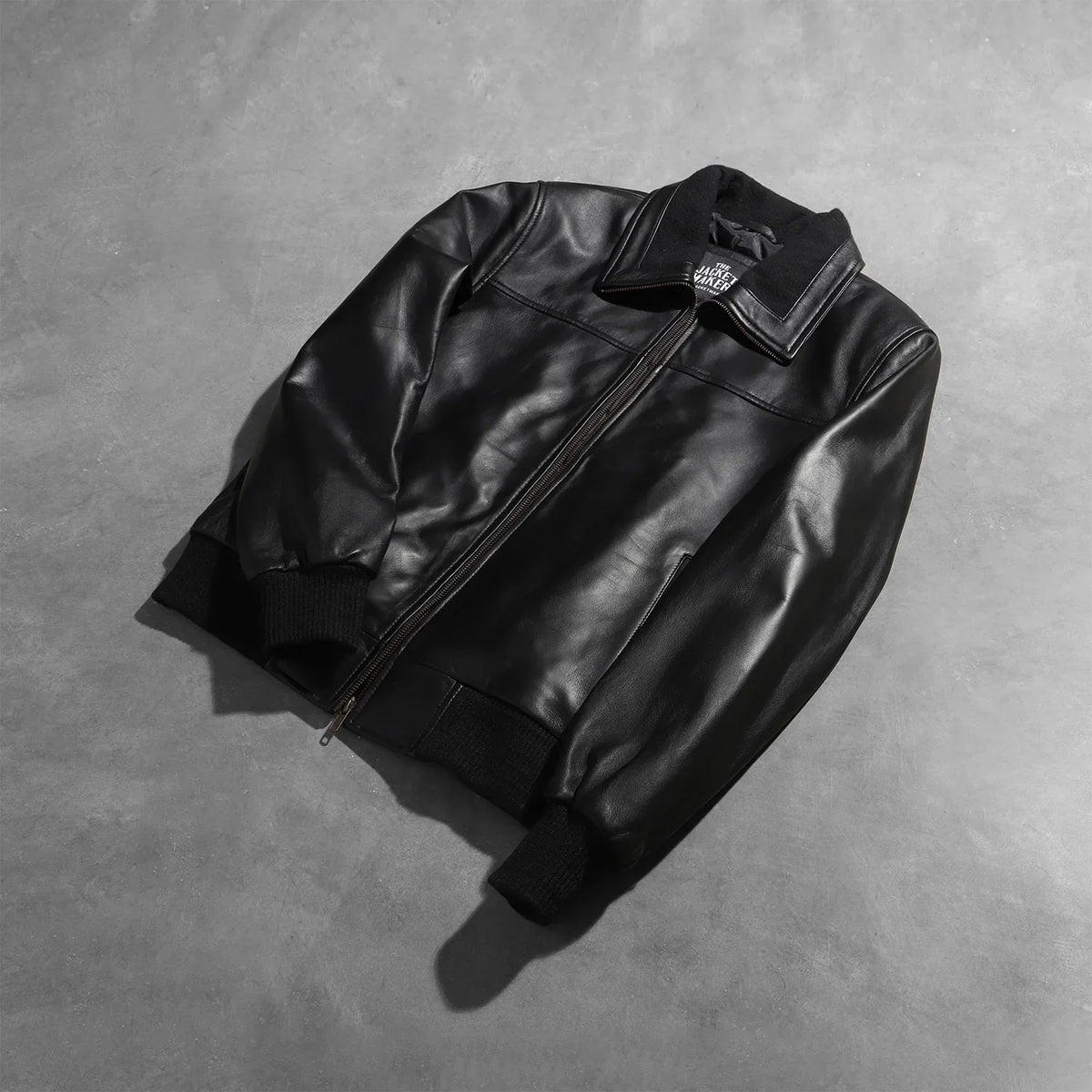 Rib Knit &amp; Hem Craftsmanship Construction Detail on Men's Air Rolf Zwart Leren Bomberjack voor Heren