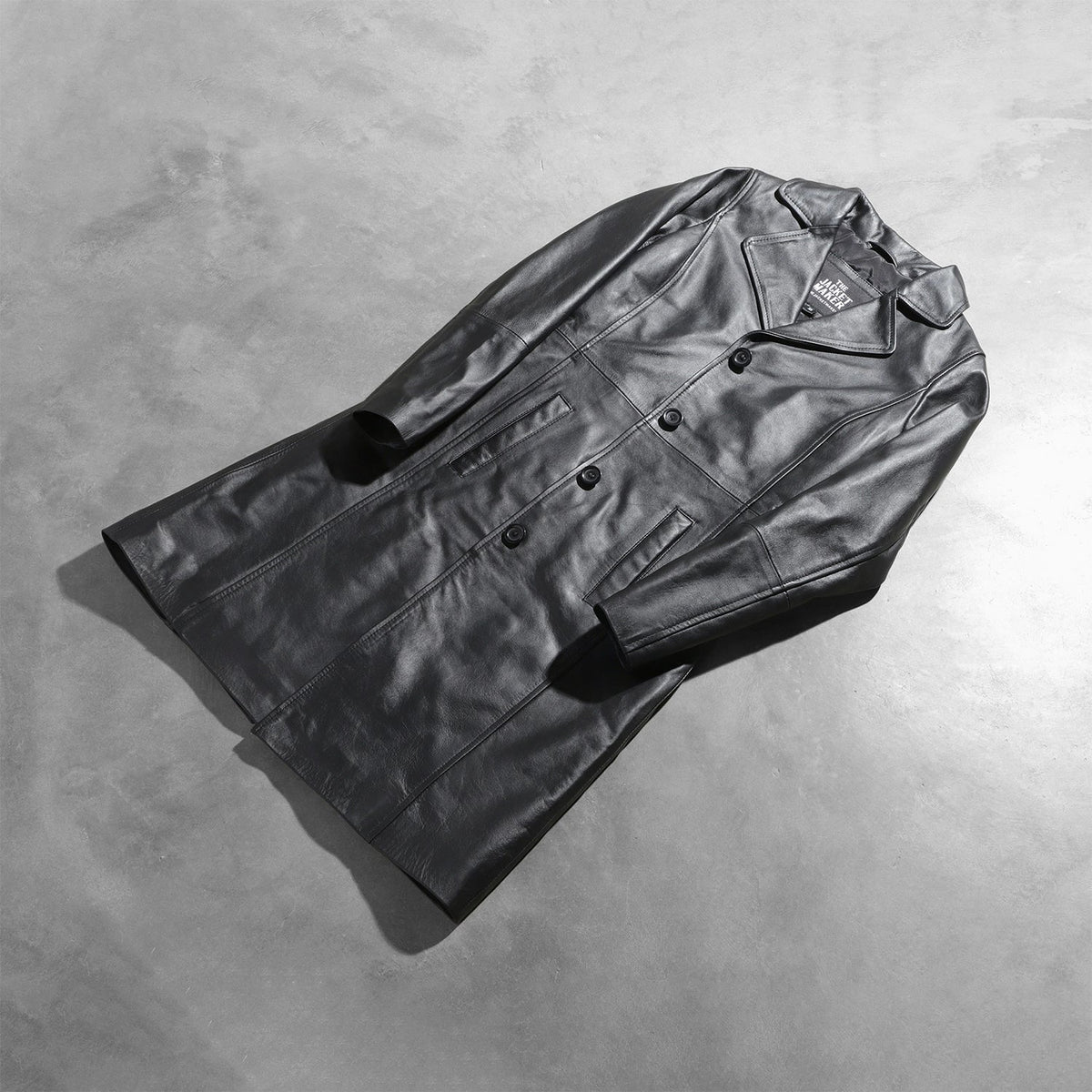Styled Fit Perspective of Women's Alexis Zwart Single Breasted Leren Jas voor Dames on Model - Natural Daylight Drape
