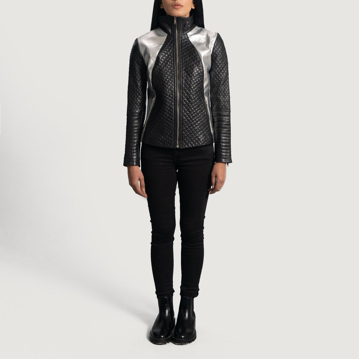 Close-Up Detail of High Neck &amp; Zipper Hardware on Women's Alia Metallic Zwart Leren Bikerjack voor Dames