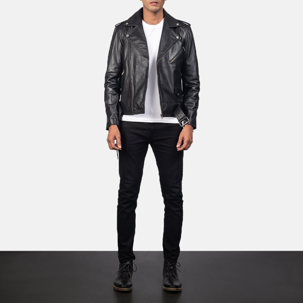 
Allaric Alley Black Leather Biker Jacket - Zijaanzicht met ergonomische mouwsnede