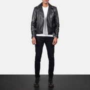 
Allaric Alley Black Leather Biker Jacket - Zijaanzicht met ergonomische mouwsnede