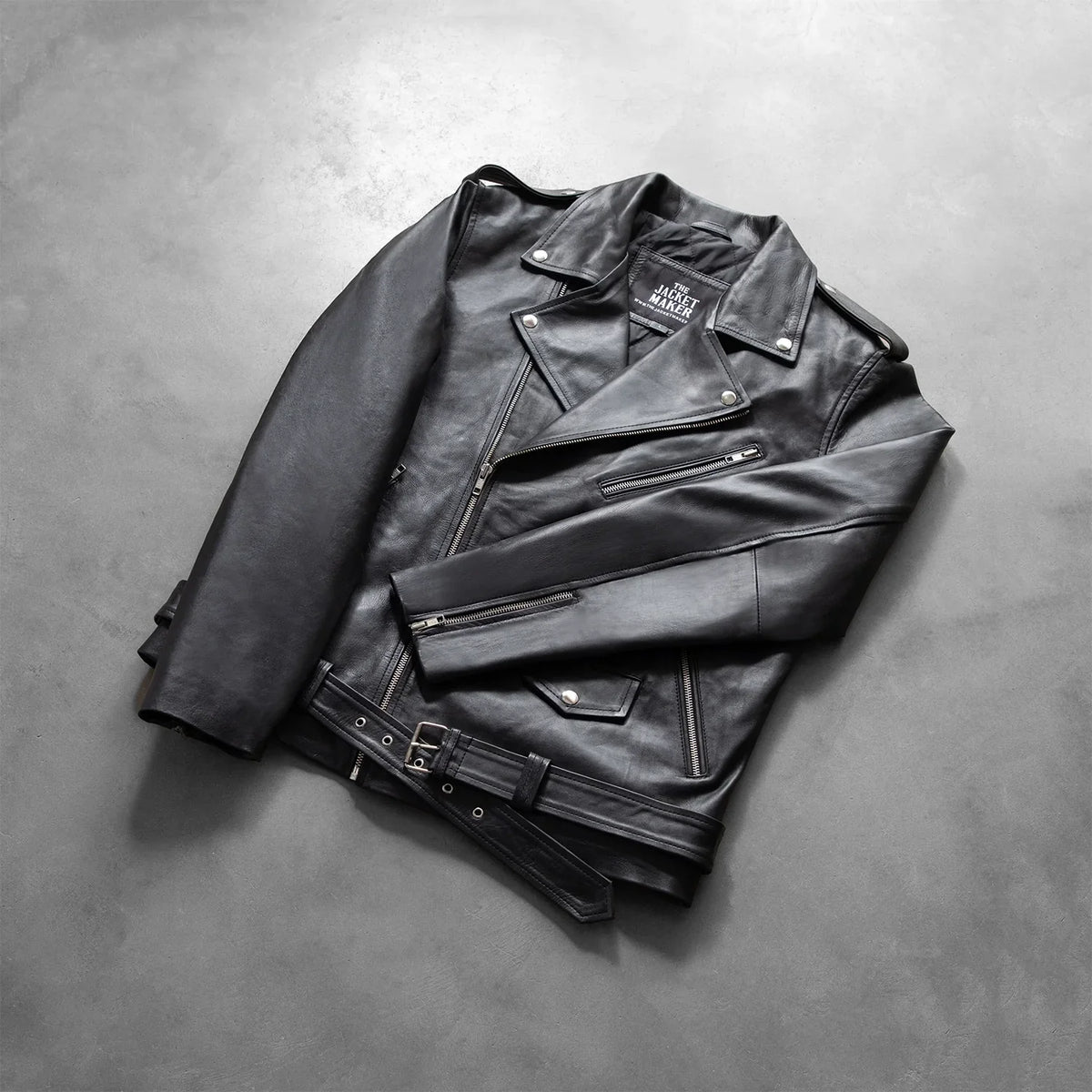 
Gedragen perspectief van Allaric Alley Black Leather Biker Jacket op model - Natuurlijke valling bij daglicht