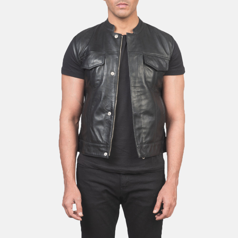 
Atlas Moto Zwart Leren Gilet voor Heren in Black Sheepskin Leather - Vooraanzicht & getailleerd silhouet | Online kopen