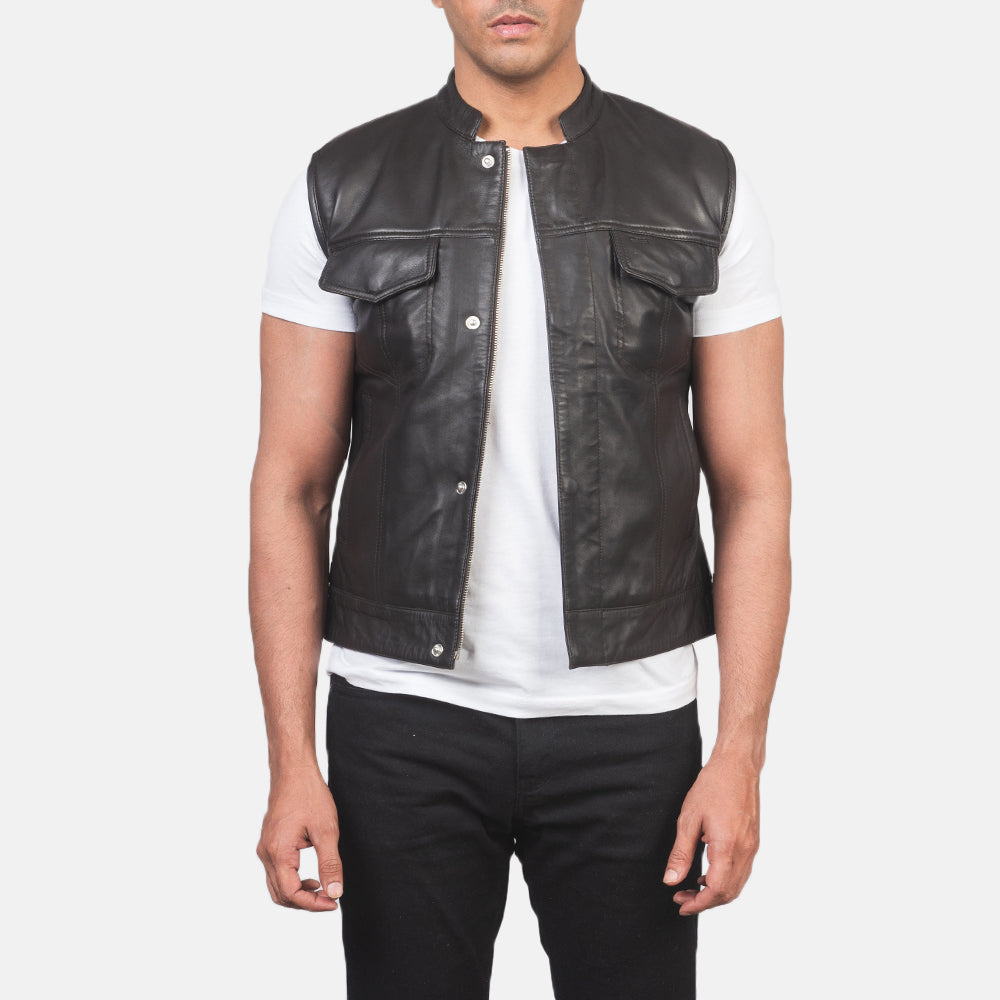 
Atlas Moto Bruin Leren Gilet voor Heren in Brown Sheepskin Leather - Vooraanzicht & getailleerd silhouet | Online kopen