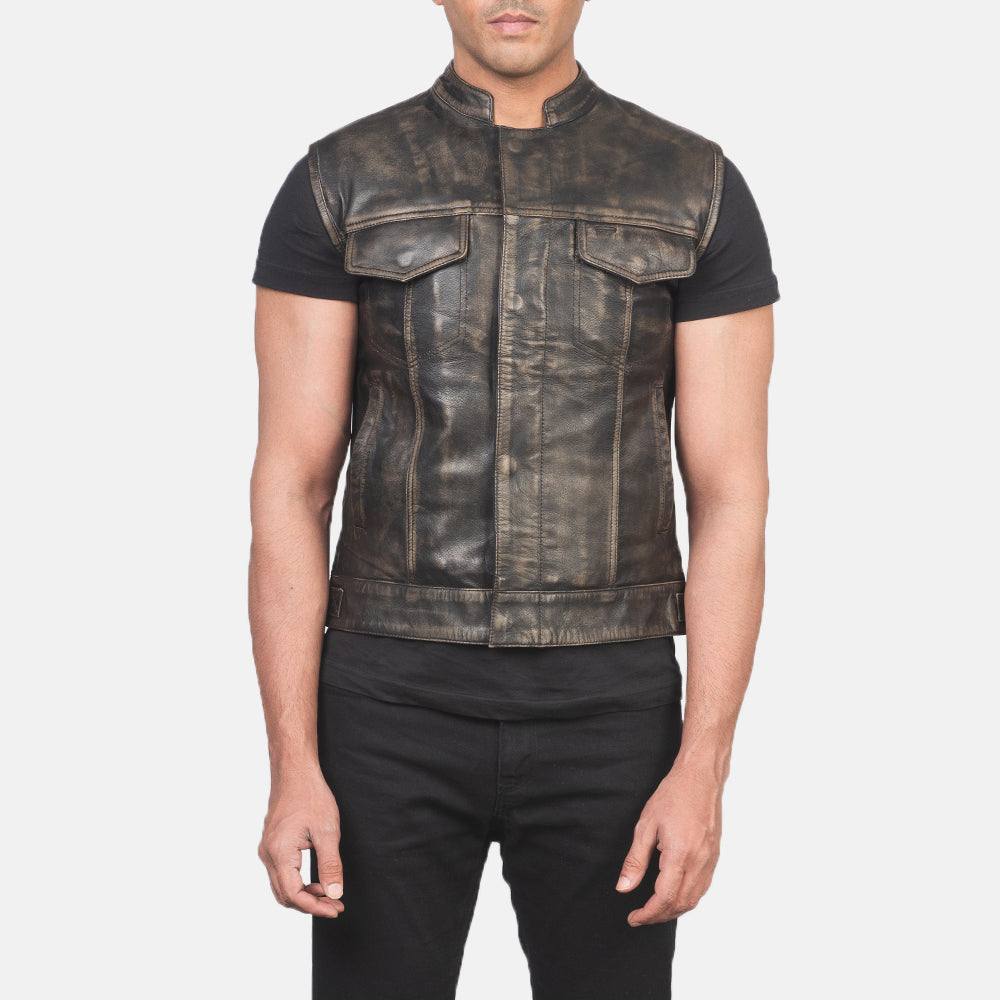 
Detailopname of Band & Zipper with Button Flap Hardware on Atlas Moto Distressed Bruin Leren Gilet voor Heren