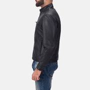 
Austere Matte Zwart Leren Bikerjack voor Heren - Zijaanzicht met ergonomische mouwsnede