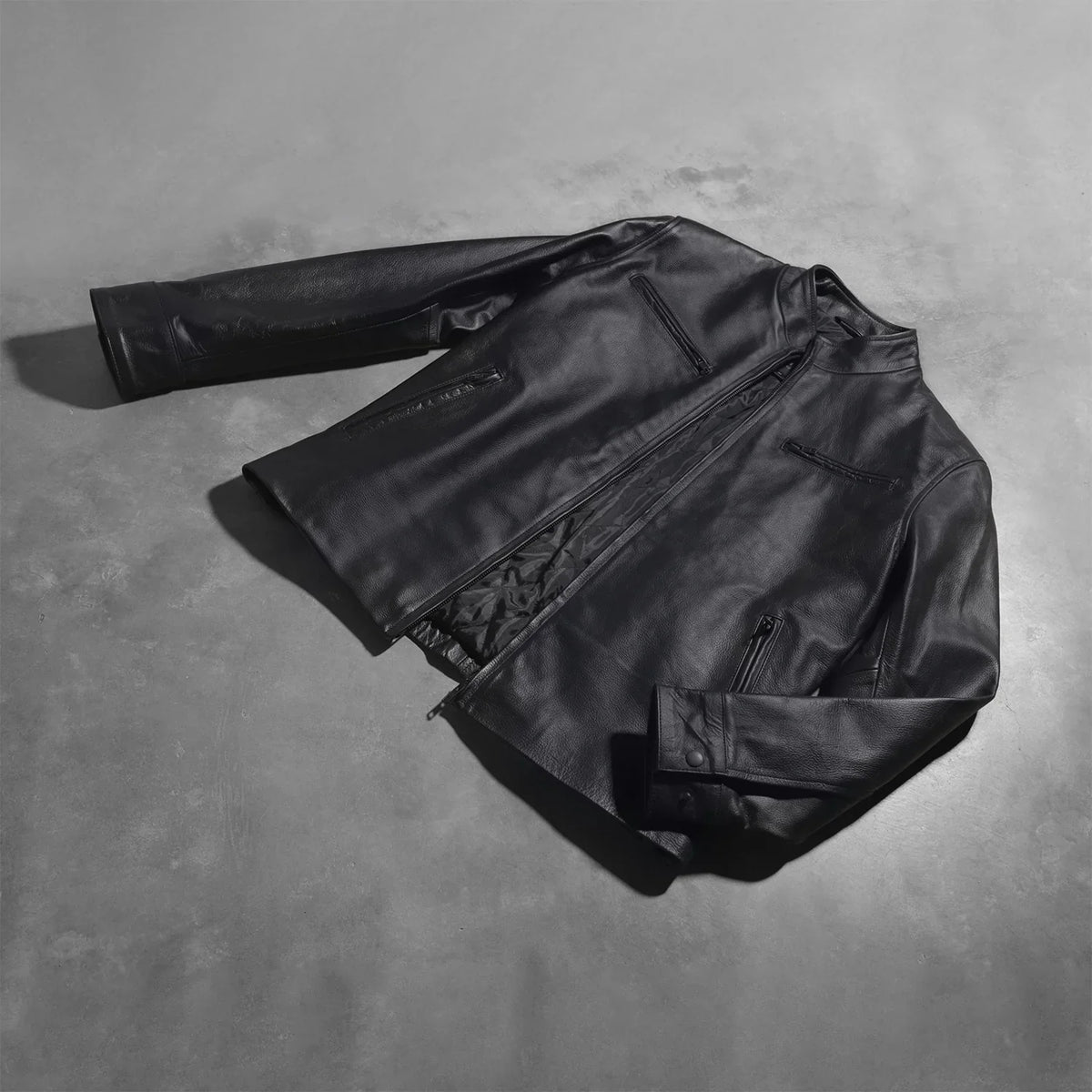 
Button & Hem Craftsmanship Construction Detail on Austere Matte Zwart Leren Bikerjack voor Heren