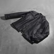 
Button & Hem Craftsmanship Construction Detail on Austere Matte Zwart Leren Bikerjack voor Heren
