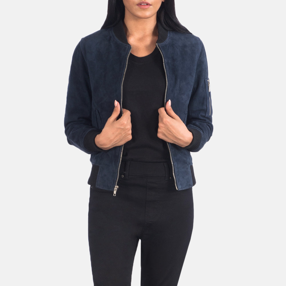 
Ava Ma-1 Blue Suede Bomber Jacket in Blue Sheepskin Suede - Vooraanzicht & getailleerd silhouet | Online kopen