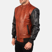 
Gedragen perspectief van Avan Black Leather Bomber Jacket op model - Natuurlijke valling bij daglicht