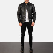 
Avan Black Leather Bomber Jacket - Zijaanzicht met ergonomische mouwsnede
