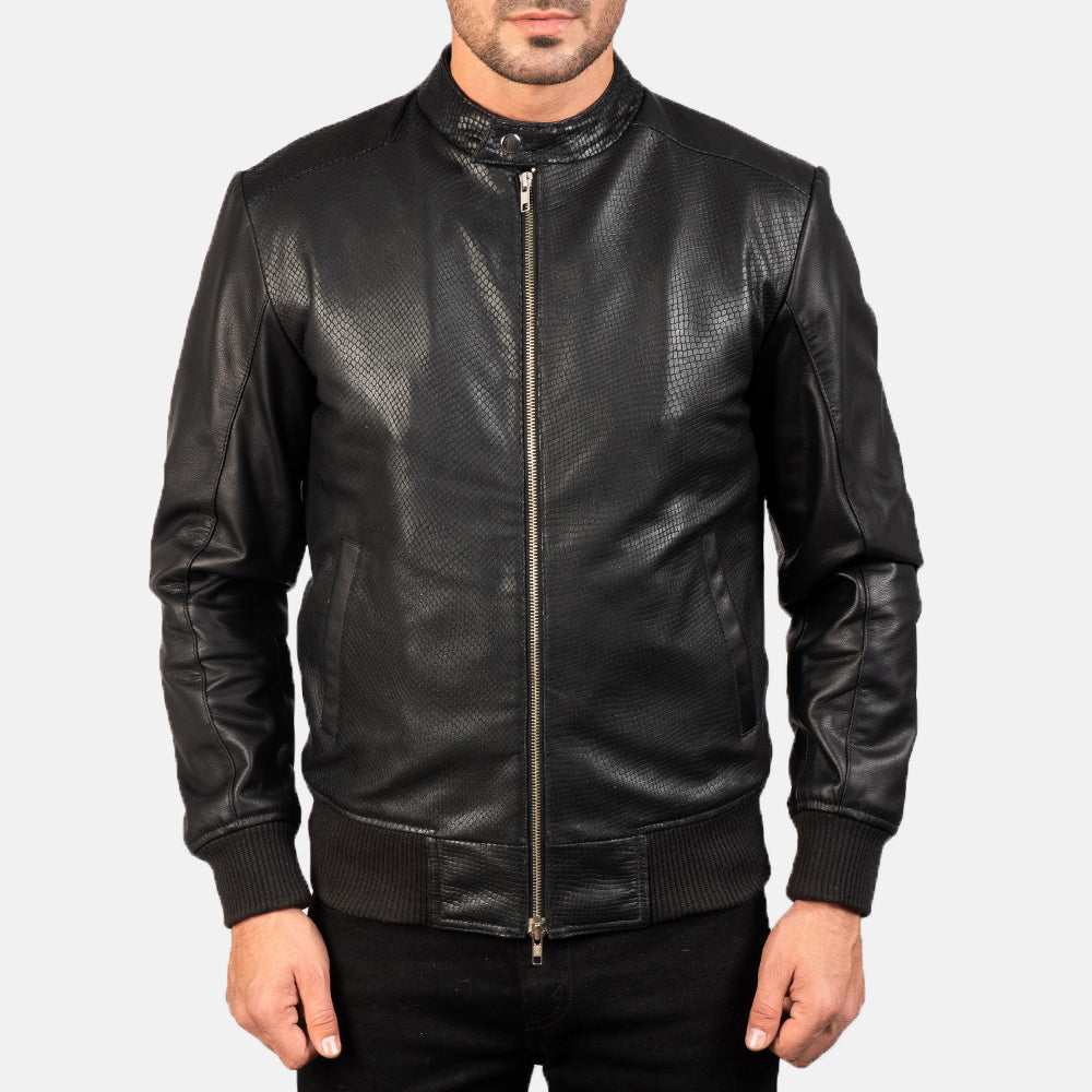 
Detailopname of Band with Snap Button & Zipper with Dual Puller Hardware on Avan Black Leather Bomber Jacket