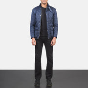 Close-Up Detail of Belted Band &amp; Button Hardware on Men's Barry Gewatteerd Blauw Windbreaker Leren Jas voor Heren