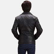 Close-Up Detail of Notch &amp; Zipper Hardware on Men's Zwart Studded Leren Bikerjack voor Heren