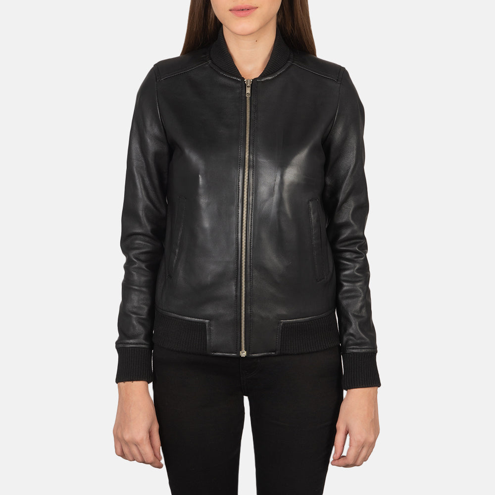 Close-Up Detail of Varsity - Rib Knit &amp; Zipper with Wind Flap Hardware on Women's Bliss Zwart Leren Bomberjack voor Dames