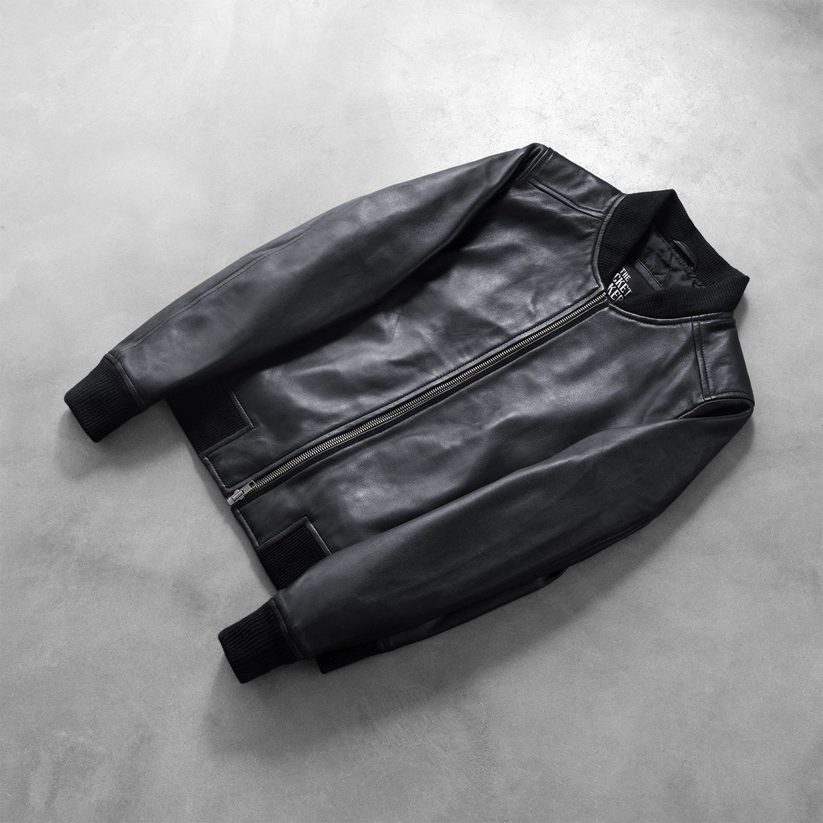 Rib Knit &amp; Hem Craftsmanship Construction Detail on Women's Bliss Zwart Leren Bomberjack voor Dames