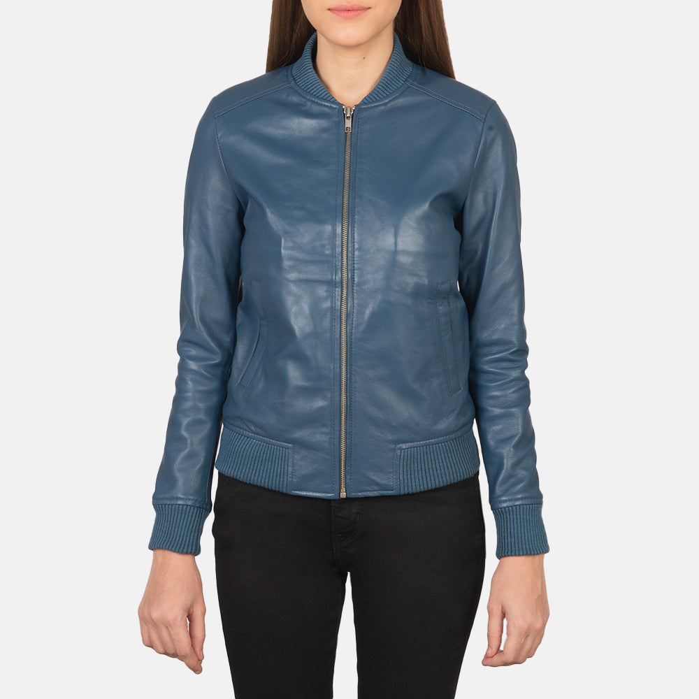 Close-Up Detail of Varsity - Rib Knit &amp; Zipper with Wind Flap Hardware on Women's Bliss Blauw Leren Bomberjack voor Dames