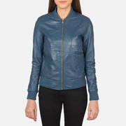 Close-Up Detail of Varsity - Rib Knit &amp; Zipper with Wind Flap Hardware on Women's Bliss Blauw Leren Bomberjack voor Dames