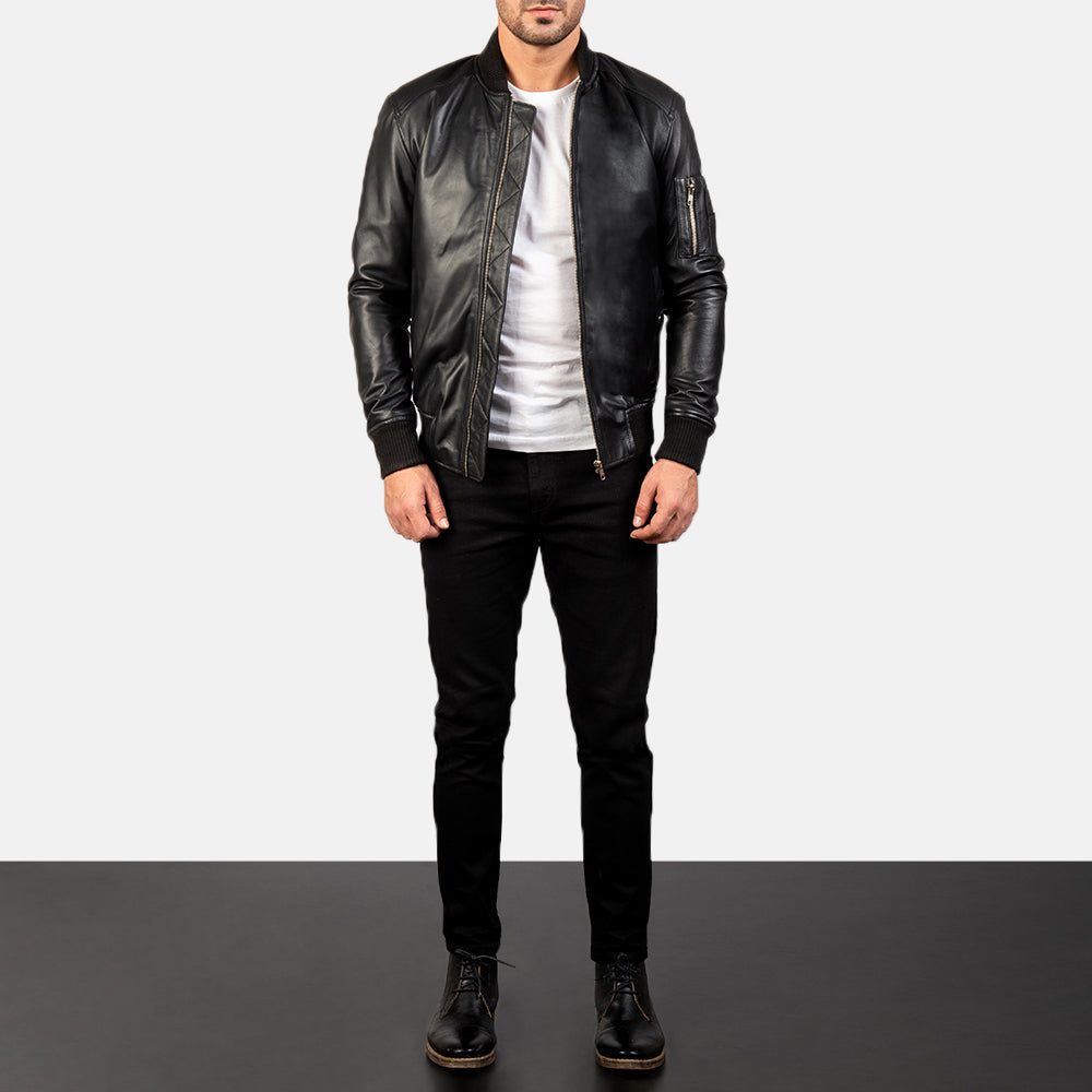 
Bomia Ma-1 Black Leather Bomber Jacket - Zijaanzicht met ergonomische mouwsnede