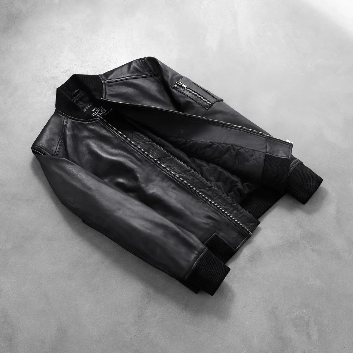 
Gedragen perspectief van Bomia Ma-1 Black Leather Bomber Jacket op model - Natuurlijke valling bij daglicht