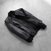 
Gedragen perspectief van Bomia Ma-1 Black Leather Bomber Jacket op model - Natuurlijke valling bij daglicht