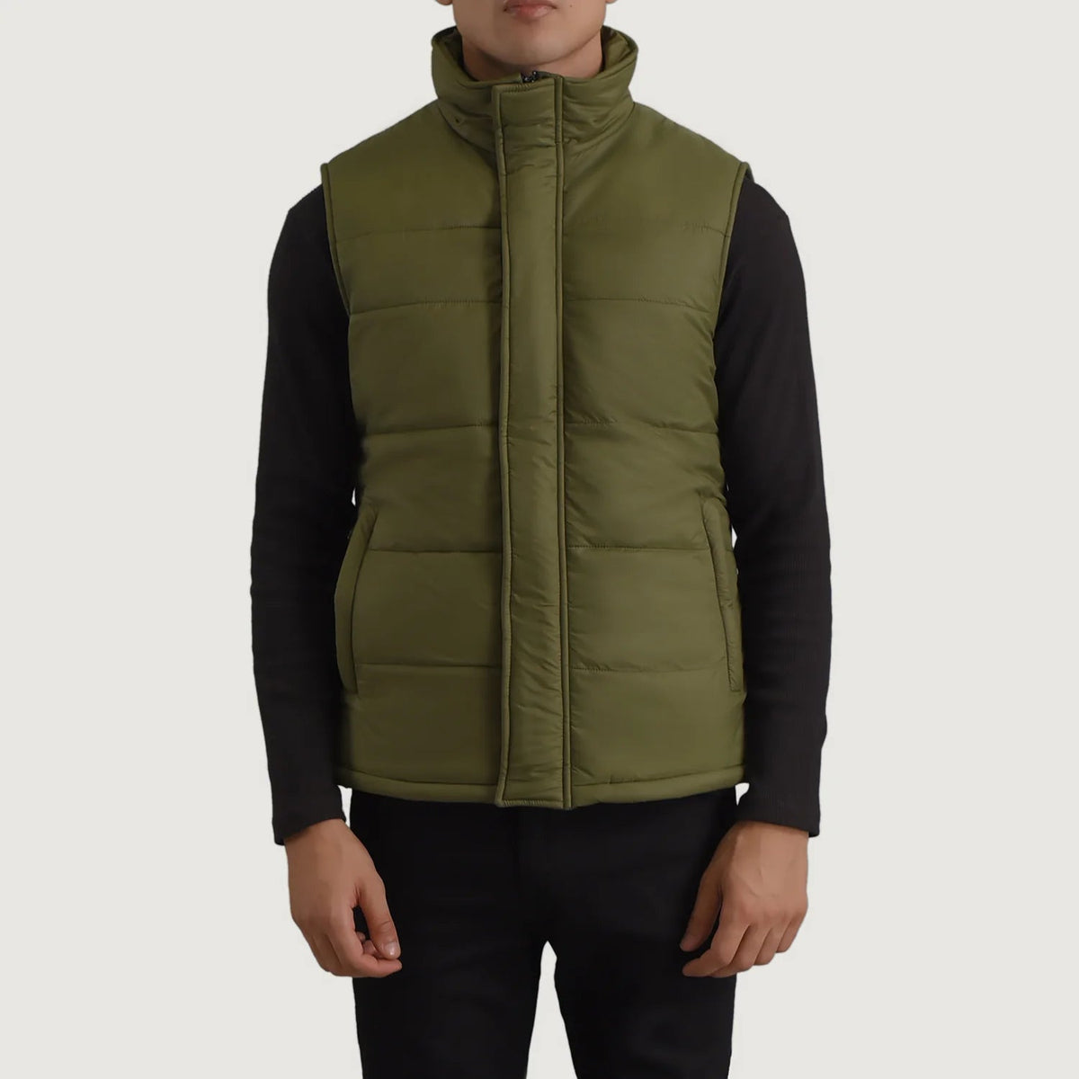 Close-Up Detail of Classic Collar &amp; Zipper With Placket Hardware on Bryan Groen Puffer Vest voor Heren