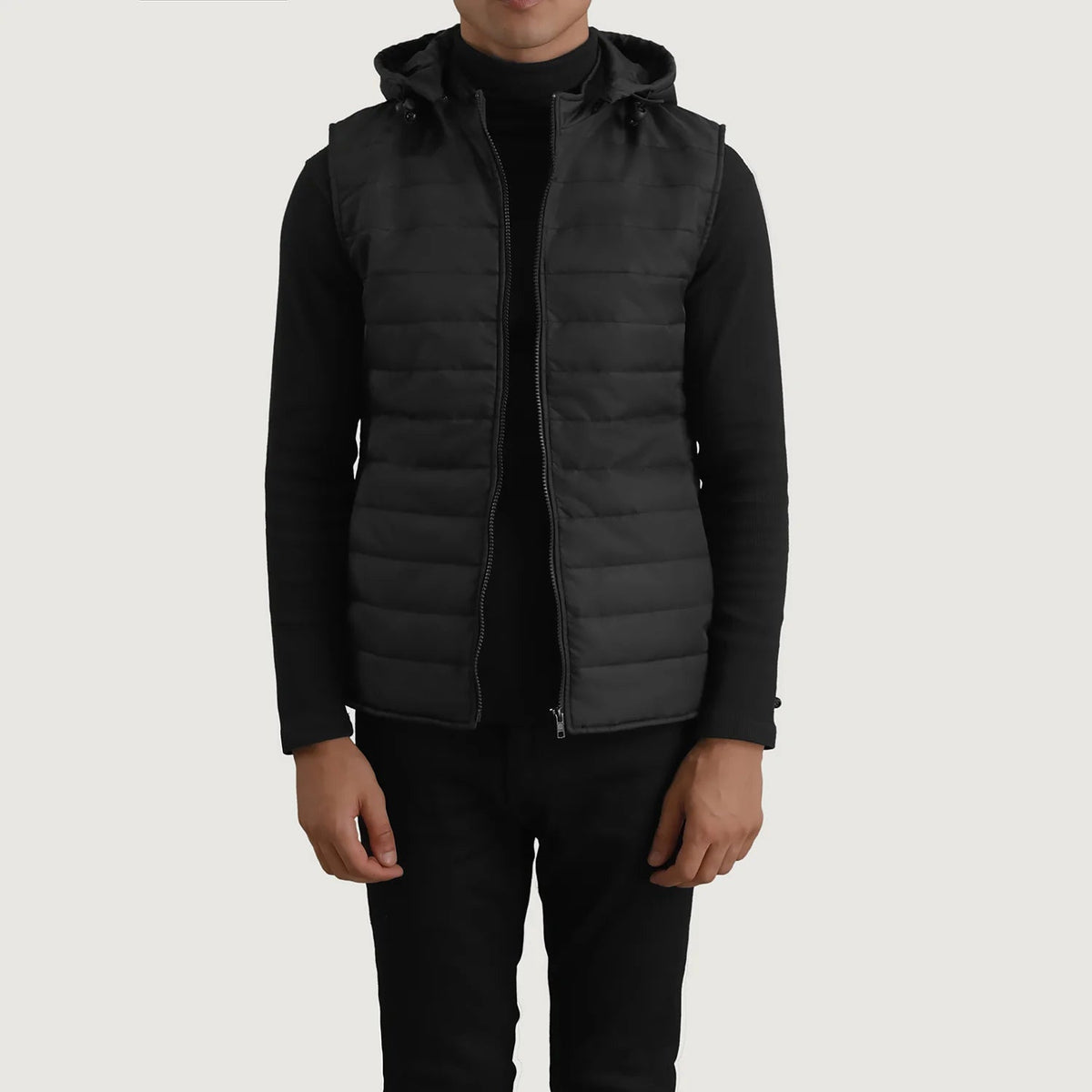 
Carlo Zwart Gewatteerde bodywarmer met capuchon voor Heren in zwart rundleer - Vooraanzicht & getailleerd silhouet | Online kopen